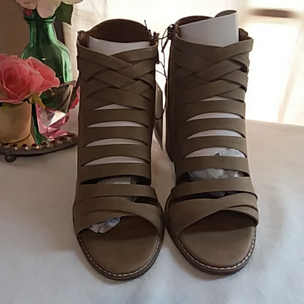 Universal Thread Heels - Picture 4 of 8